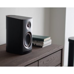 Foto af Yamaha NX-70A h�jttaler placeret p� en sk�nk i en stue