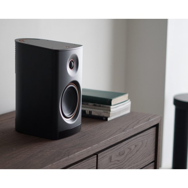 Foto af Yamaha NX-70A h�jttaler placeret p� en sk�nk i en stue