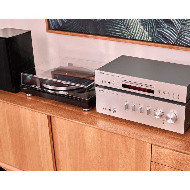 Foto af m�bel med Yamaha TT-S303, A-S301 og CD-S303