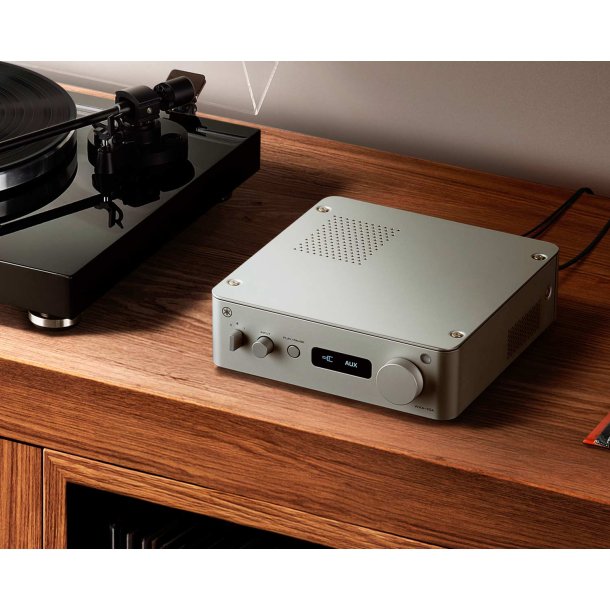 Foto af Yamaha WXA-70A i s�lv finish p� et m�bel ved siden af en pladespiller